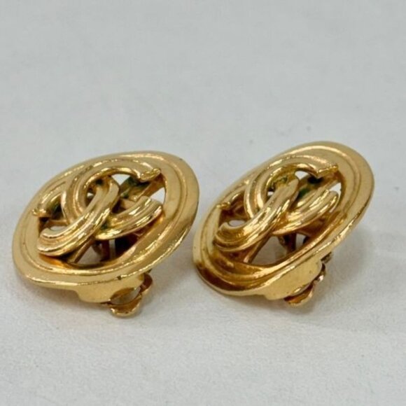CHANEL 24K Vintage CC Gold Plated Clip-On Round Medallion Logo Earrings 1996 96P - Picture 11 of 16